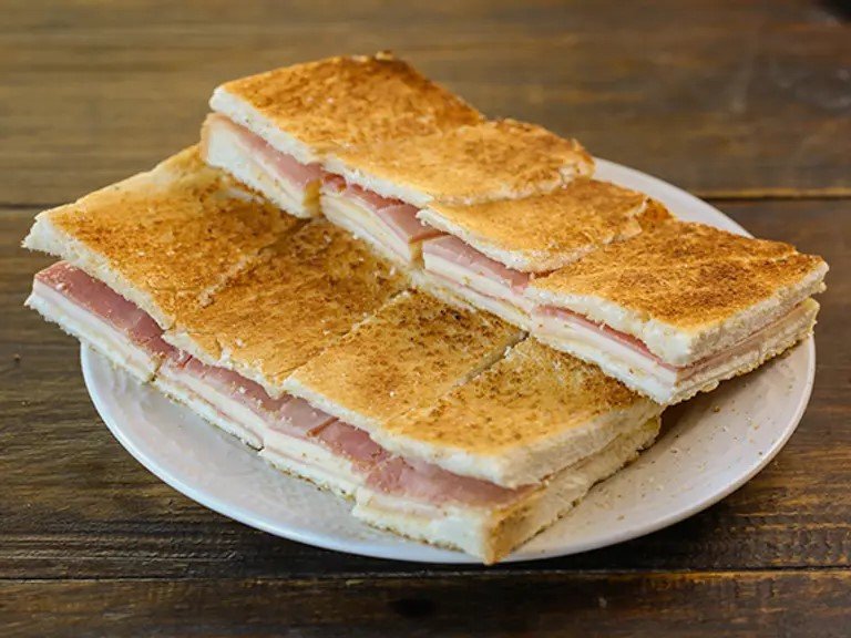 La nonna - Tostado con jamón y queso con muzzarella más tostado napolitano